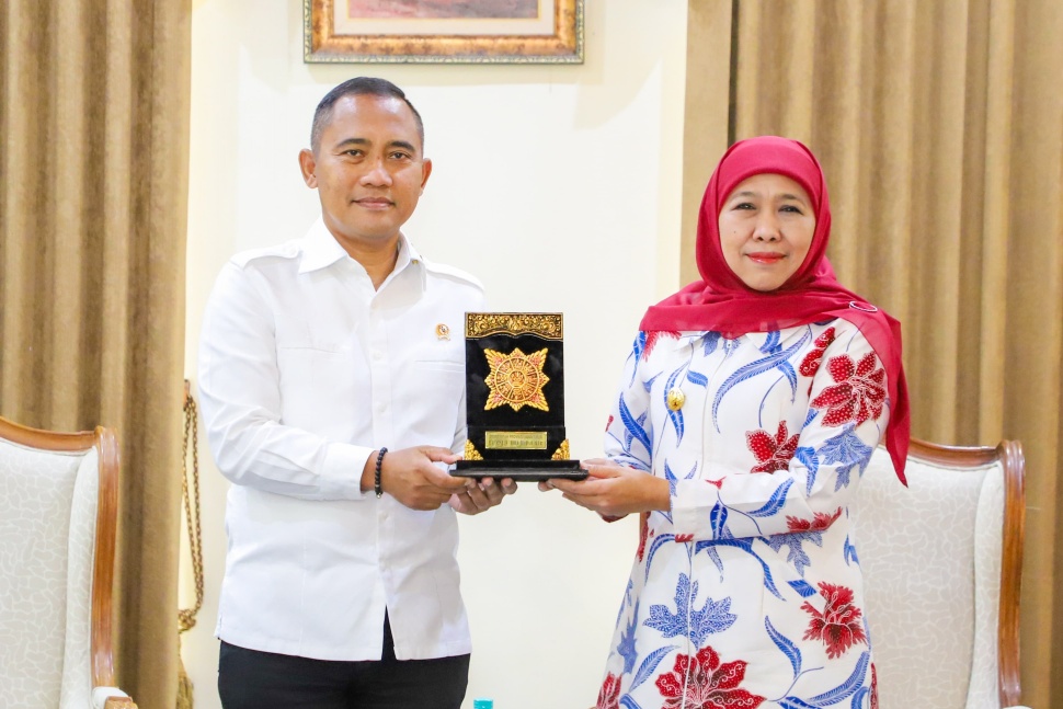 Gubernur Jawa Timur, Khofifah Indar Parawansa saat bertemu Kepala Badan Nasional Penanggulangan Terorisme (BNPT) RI Komjen Pol Eddy Hartono di VIP Room Bandara Juanda, Sidoarjo, Kamis (17/4). (Dok: Pemprov Jatim)
