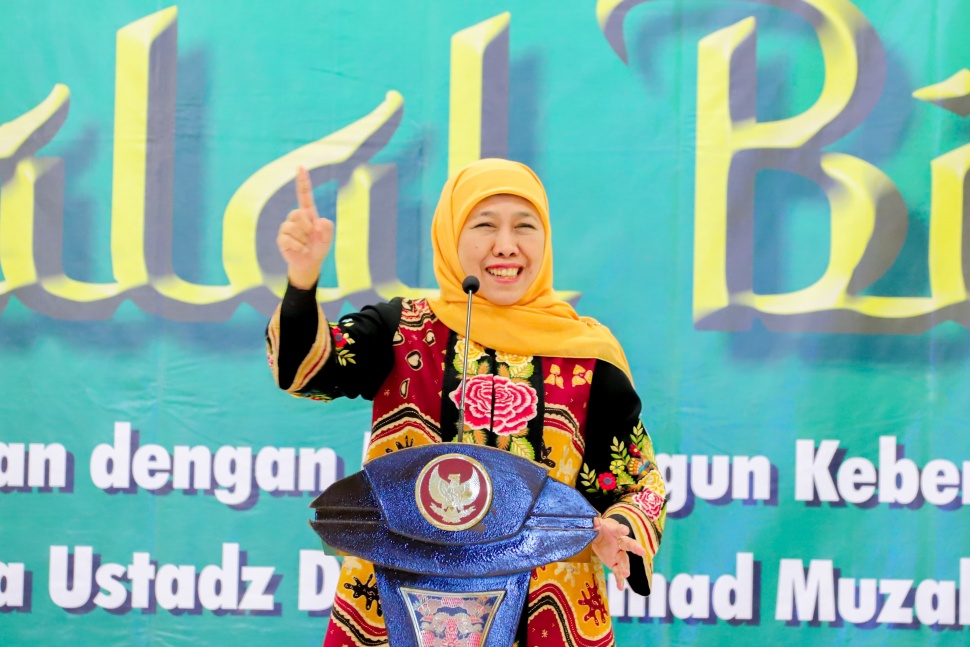 Gubernur Jatim, Khofifah Indar Parawansa ketika menghadiri Silaturahmi Halal bi Halal Ikatan Notaris Indonesia (INI) dan Ikatan Alumni Pejabat Pembuat Akta Tanah (IPPAT) di Gedung Srijaya Surabaya, Jumat (18/4). (Dok: Pemprov Jatim)