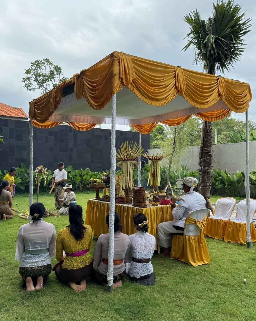Upacara adat Melaspas yang digelar Jennifer Coppen di rumah barunya (Instagram/jennifercoppenreal20)
