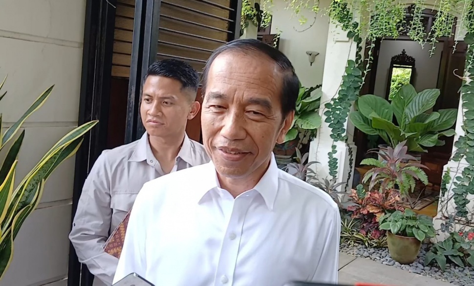 Presiden ke-7 Jokowi saat ditemui di kediaman pribadinya, Senin (21/4/2025). [Suara.com/Ari Welianto]
