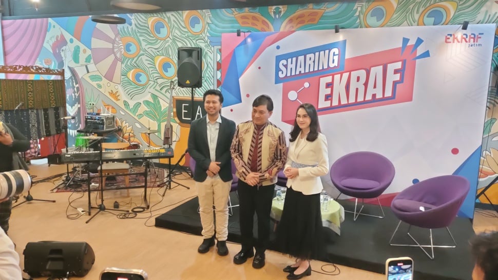 Wagub Emil Dardak, Stafsus Kepresidenan Ekraf Yovie Widianto, dan Arumi Bachsin saat pembukaan Sharing Ekraf. [SuaraJatim/Dimas Angga]