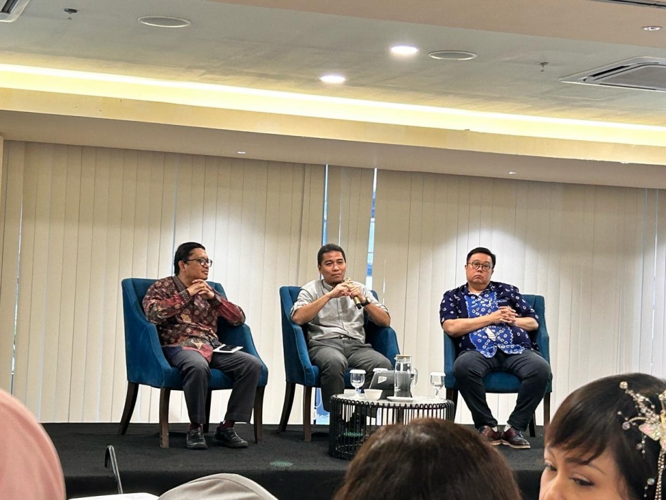 Dokter Subspesialis Hematologi Onkologi Medik Penyakit Dalam MRCCC Siloam Hospitals, Dr. dr. Andhika Rahman, Sp.PD-KHOM saat edukasi pasien di Jakarta, Selasa (22/4/2025) (Suara.com/Dini Afrianti Efendi)