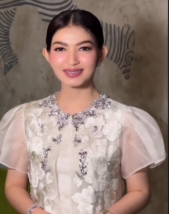 Selvi Ananda pakai behel. [Tiktok/antoniusanung]