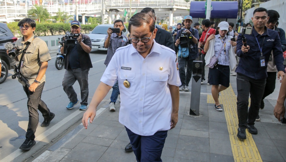 Gubernur DKI Jakarta Pramono Anung berjalan usai turun di Halte Matraman, Jakarta, Rabu (30/4/2025). [Suara.com/Alfian Winanto]
