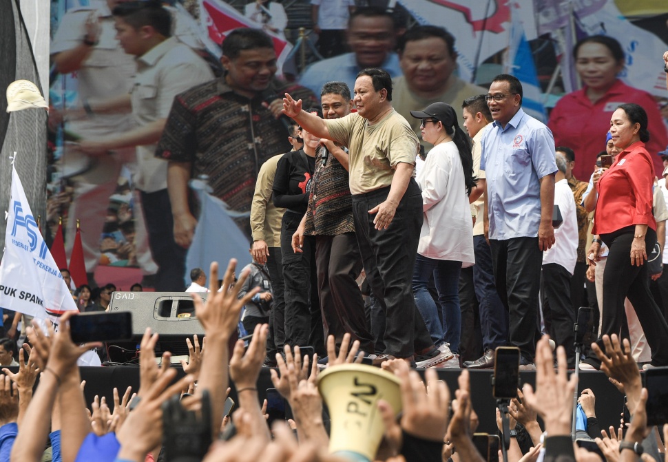 Presiden Prabowo Subianto melempar kemeja dan topi usai menyampaikan pidatonya pada perayaan Hari Buruh Internasional 2025 di kawasan Monas, Jakarta, Kamis (1/5/2025). (ANTARA FOTO/Muhammad Adimaja).