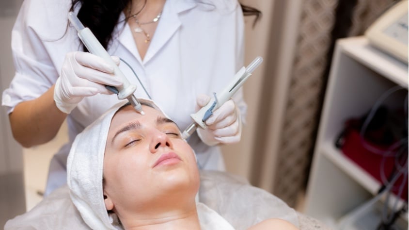 Ilustrasi perawatan di klinik kecantikan (freepik)