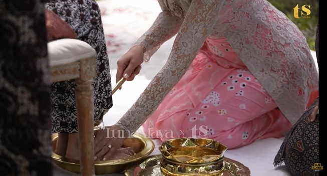 Sungkeman di prosesi siraman Luna Maya dan Maxime Bouttier (YouTube)