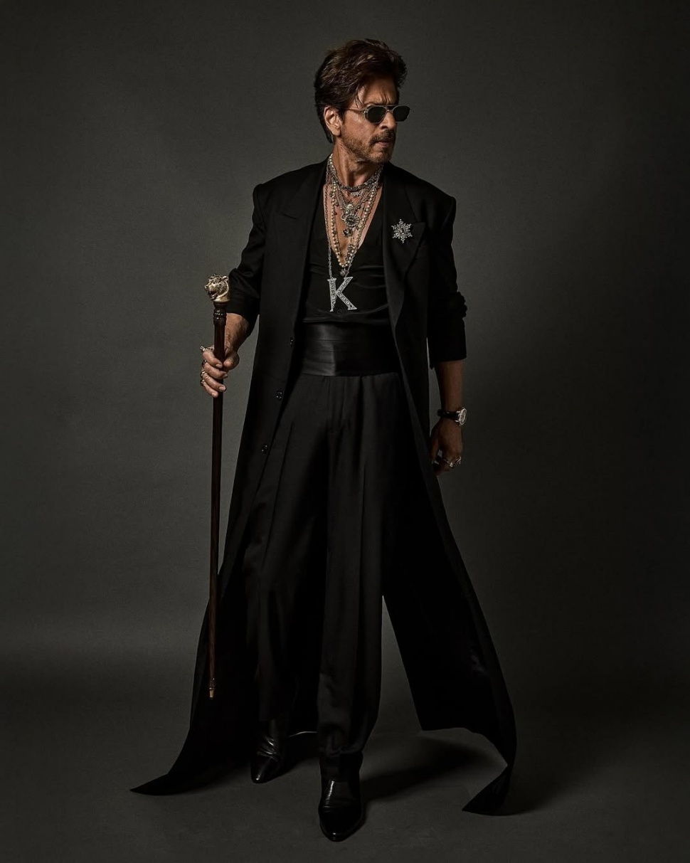 Shah Rukh Khan tampil di Met Gala 2025. (Instagram/@sabyasachiofficial)