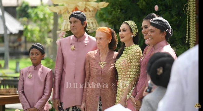 Desa Maya dan Luna Maya di prosesi siraman sang anak (YouTube)