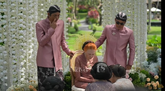 Sungkeman di prosesi siraman Luna Maya dan Maxime Bouttier (YouTube)