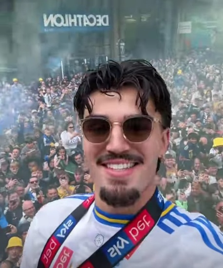 Pemain keturunan Indonesia Pascal Struijk diarak di jalanan Inggris setelah antarkan Leeds United kembali ke divisi utama Liga Inggris Premier League. Dia merayakan dengan warga kota Beeston, Ritania Raya. (Ig Pascal Struijk)