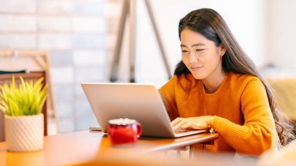 Komunitas belajar online aktif diskusi sambil saling berbagi pengetahuan dan motivasi