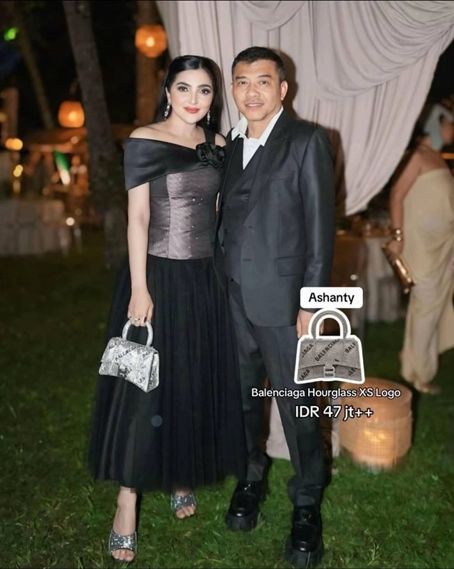 Tas branded tamu nikahan Luna Maya dan Maxime Bouttier. (TikTok/pixie.authentic)