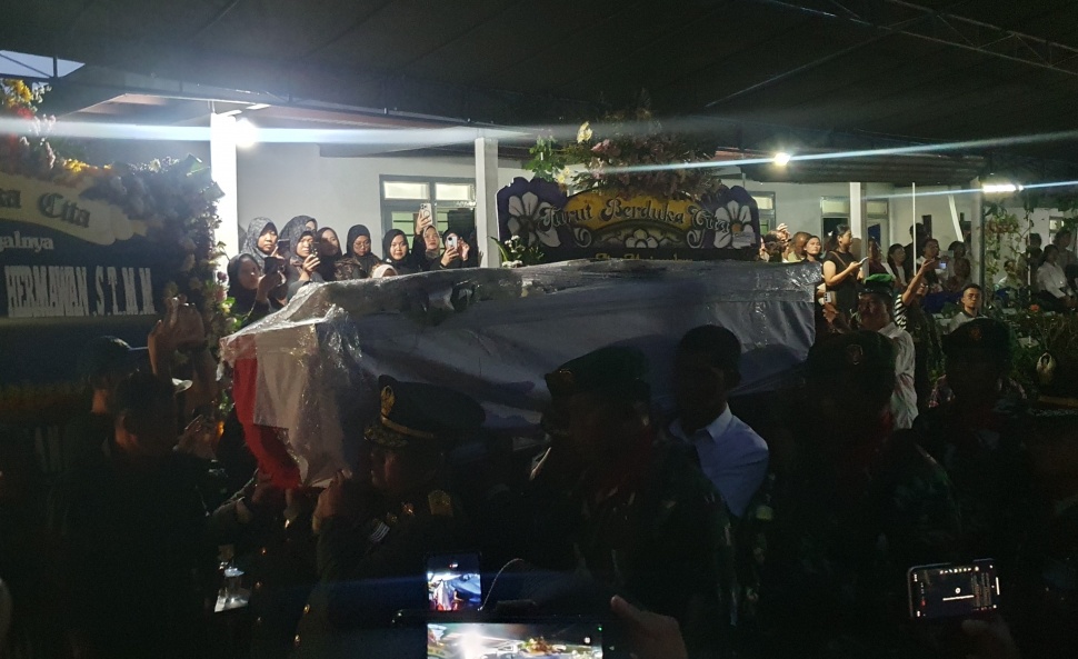 Jenazah Kolonel Cpl (Korps Peralatan) Antonius Hermawan dibawa dari rumah duka menuju TPU Kaliwanglu Lor, Harjobinangun, Pakem, Sleman, Selasa (13/5/2025). [Hiskia/Suarajogja]