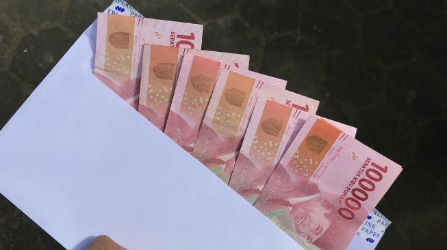 Ilustrasi uang tunai rupiah disisihkan untuk berbagai pos tabungan otomatis liburan pendidikan anak dan dana darurat