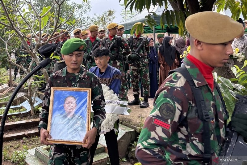 Situasi Jenazah Mayor (Cpl) Anda Rohana, prajurit Gupusmu III Jakarta yang gugur dalam ledakan di Garut saat dimakamkan di Desa Cinunuk, Kecamatan Cileunyi, Kabupaten Bandung, Jawa Barat, Selasa (13/5/2025). (ANTARA/Rubby Jovan)