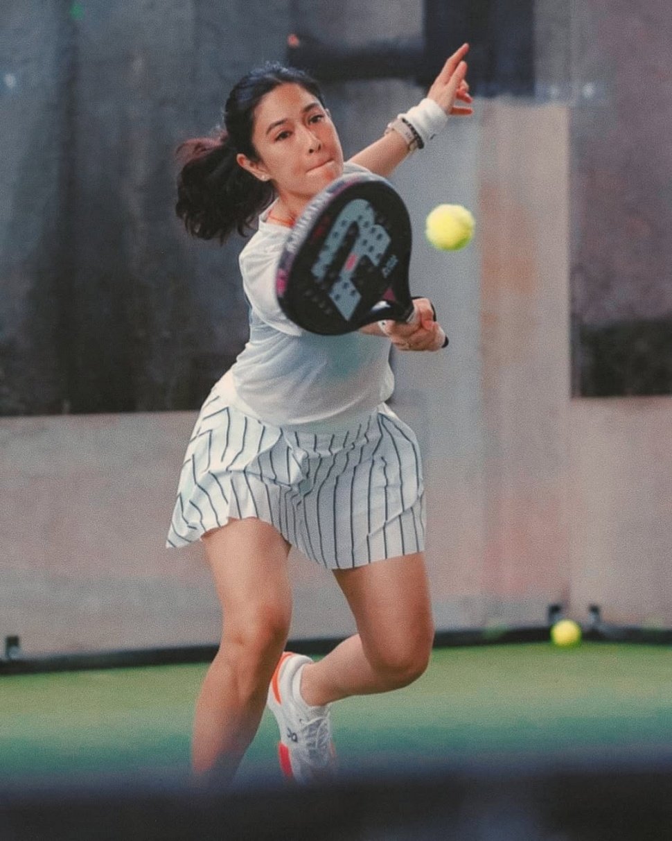 Potret Dian Sastrowardoyo bermain padel (Instagram/@therealdisastr)
