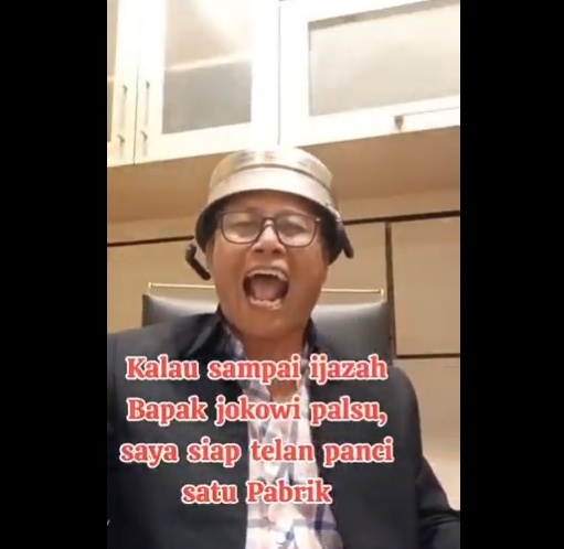 Viral pria berkacamata siap menelan panci satu pabrik jika ijazah Jokowi palsu. (tangkapan layar/X)