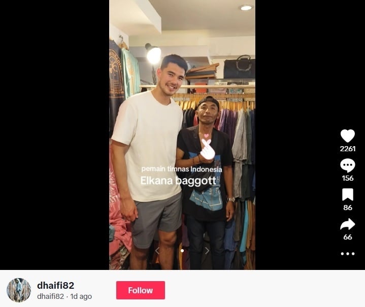 Salah satu netizen Tanah Air memberikan klaim bahwa Elkan Baggott berada di Bali untuk bergabung dengan Timnas Indonesia. Klaim ini diberikan oleh netizen Tanah Air di TikTok, yakni @dhaifi82, di mana ia mengunggah potretnya saat berswafoto dengan bek berusia 22 tahun itu. (Tiktok @dhaifi82)