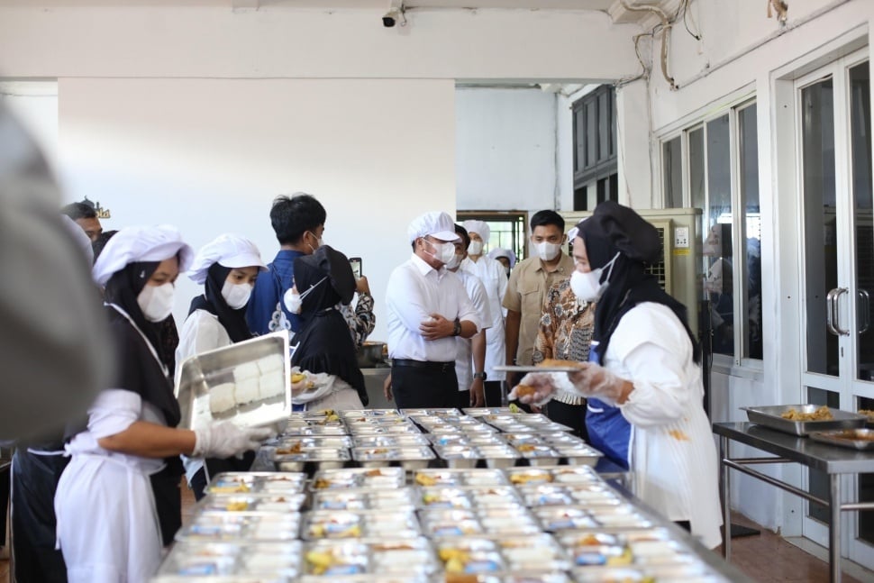 Petugas tengah menyiapkan menu makan bergizi gratis. (Antara/ist)