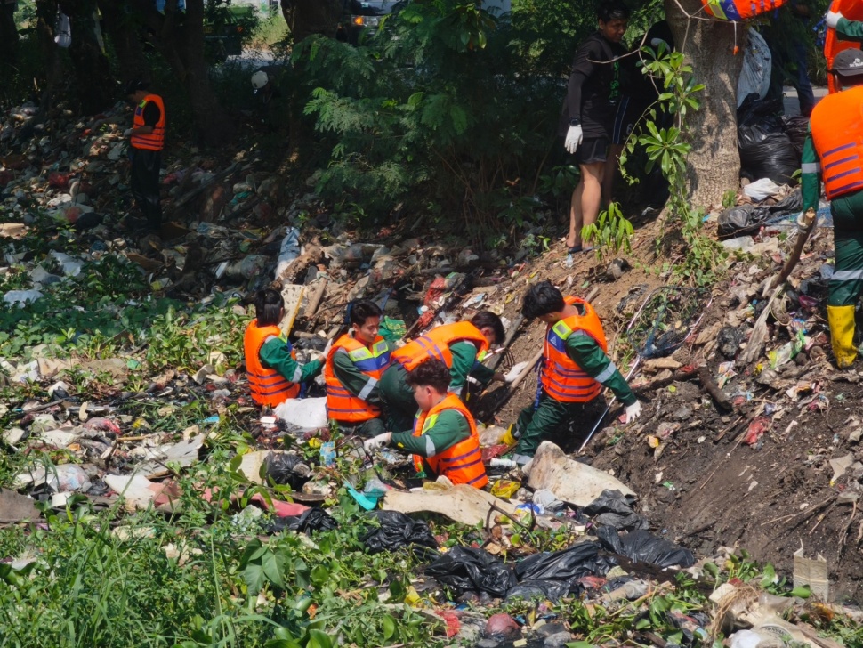 Pandawara Group melakukan aksi bersih-bersih sungai Jabodetabek. (Dok: Istimewa)