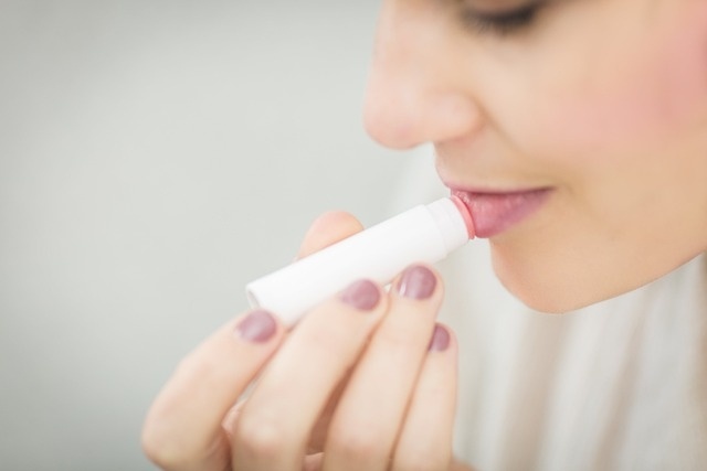 Ilustrasi memakai lip balm (Pixabay)
