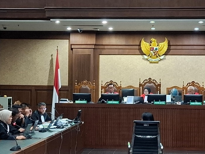 Ibu Gregorius Ronald Tannur, Meirizka Widjaja menangis dan menyesali perbuatannya. Penyesalan itu diluapkan Meirizka Widjaja saat dihadirkan sebagai terdakwa dalam sidang kasus dugaan gratifikasi dan suap terkait vonis bebas terhadap putranya, Gregorius Ronald Tannur. (Suara.com/Dea)