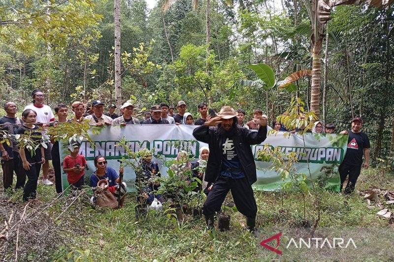 Budayawan, pelaku seni, dan pegiat lingkungan berjalan beriringan sambil membawa bibit pohon yang akan ditanam di lahan lereng selatan Gunung Slamet, Dusun Sirongge, Desa Karangtengah, Kecamatan Cilongok, Kabupaten Banyumas, Jawa Tengah, Minggu (18/5/2025). ANTARA/Sumarwoto