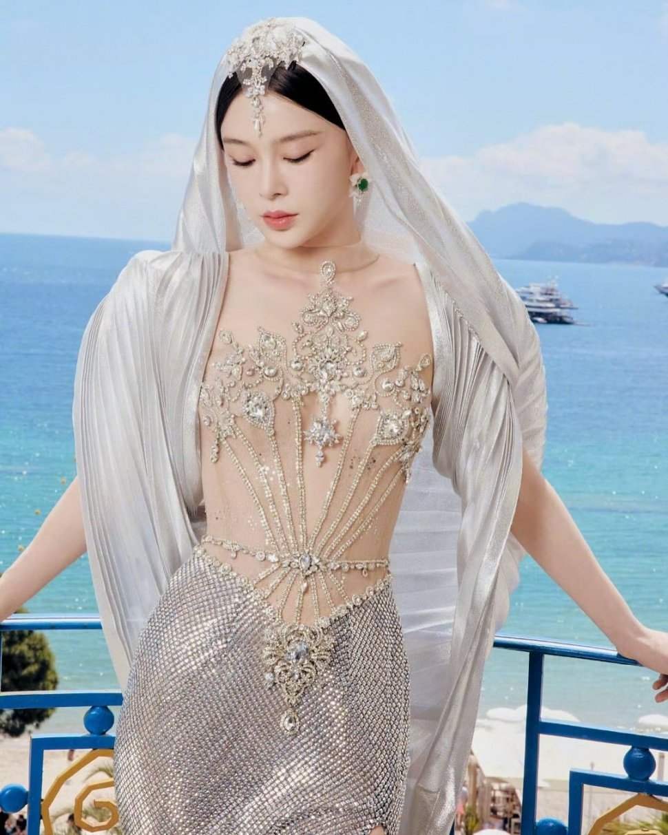 Busana Zhao Yingzi yang membuatnya diusir dari Cannes 2025. [Instagram/zhaoyingzi31]