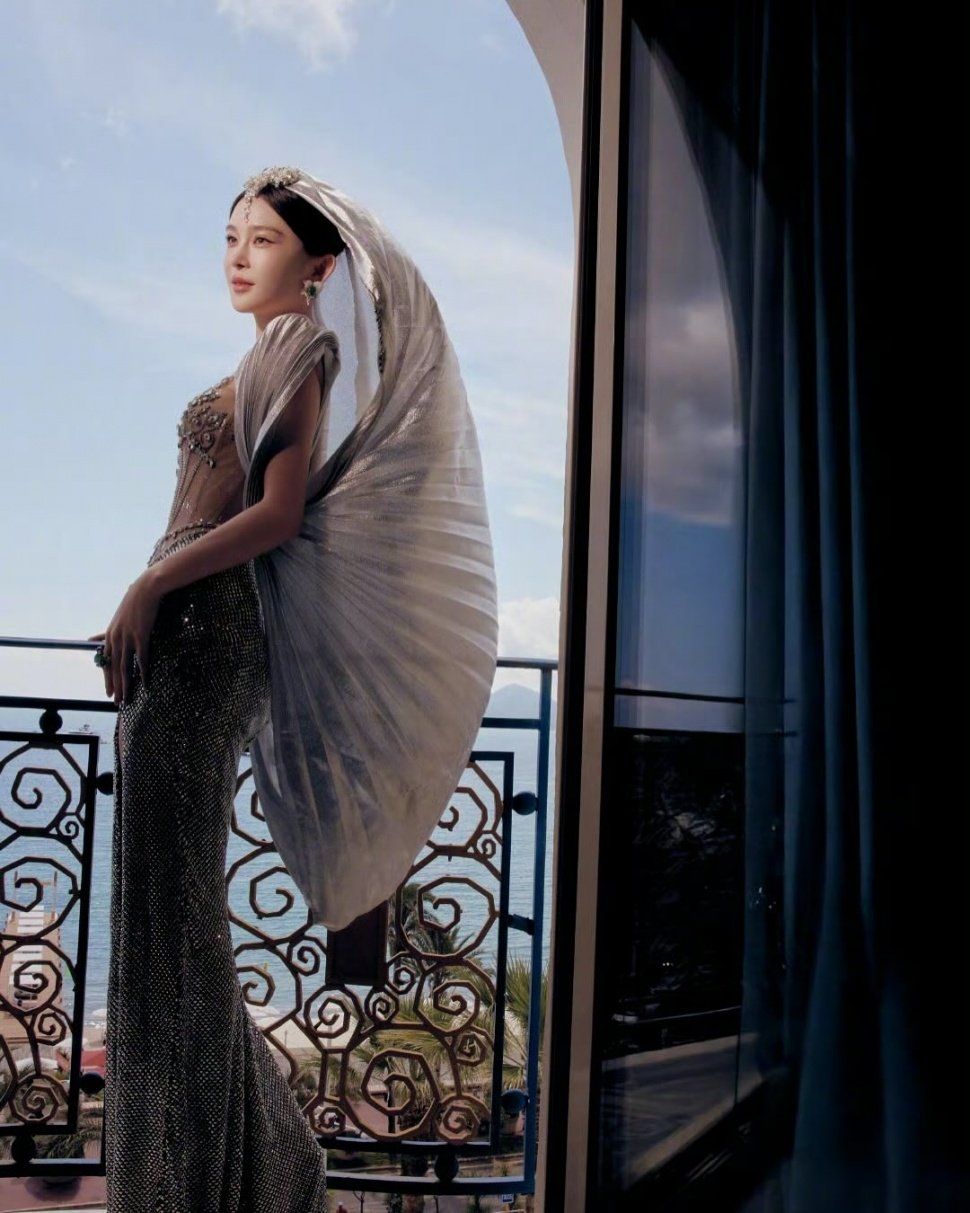 Busana Zhao Yingzi yang membuatnya diusir dari Cannes 2025. [Instagram/zhaoyingzi31]