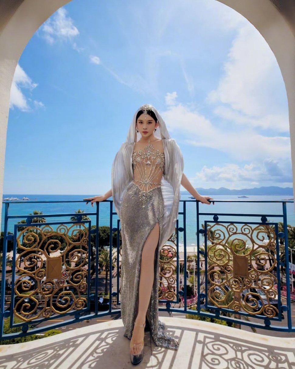 Busana Zhao Yingzi yang membuatnya diusir dari Cannes 2025. [Instagram/zhaoyingzi31]