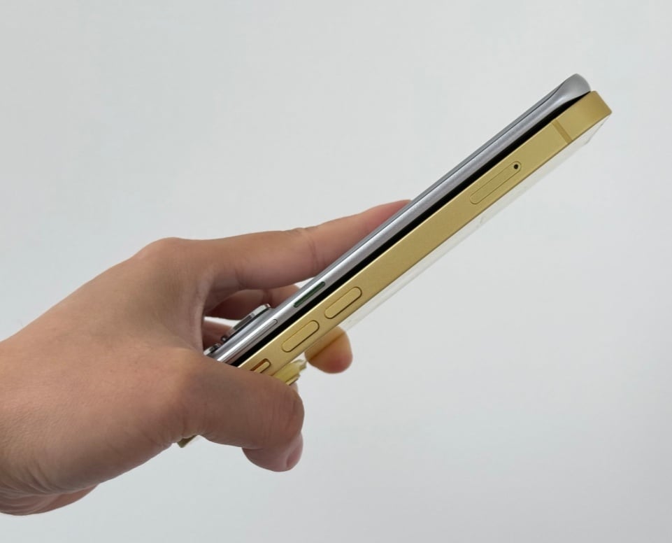 Penampakan Infinix Hot 60 Pro Plus vs iPhone standar. (X @UniverseIce)