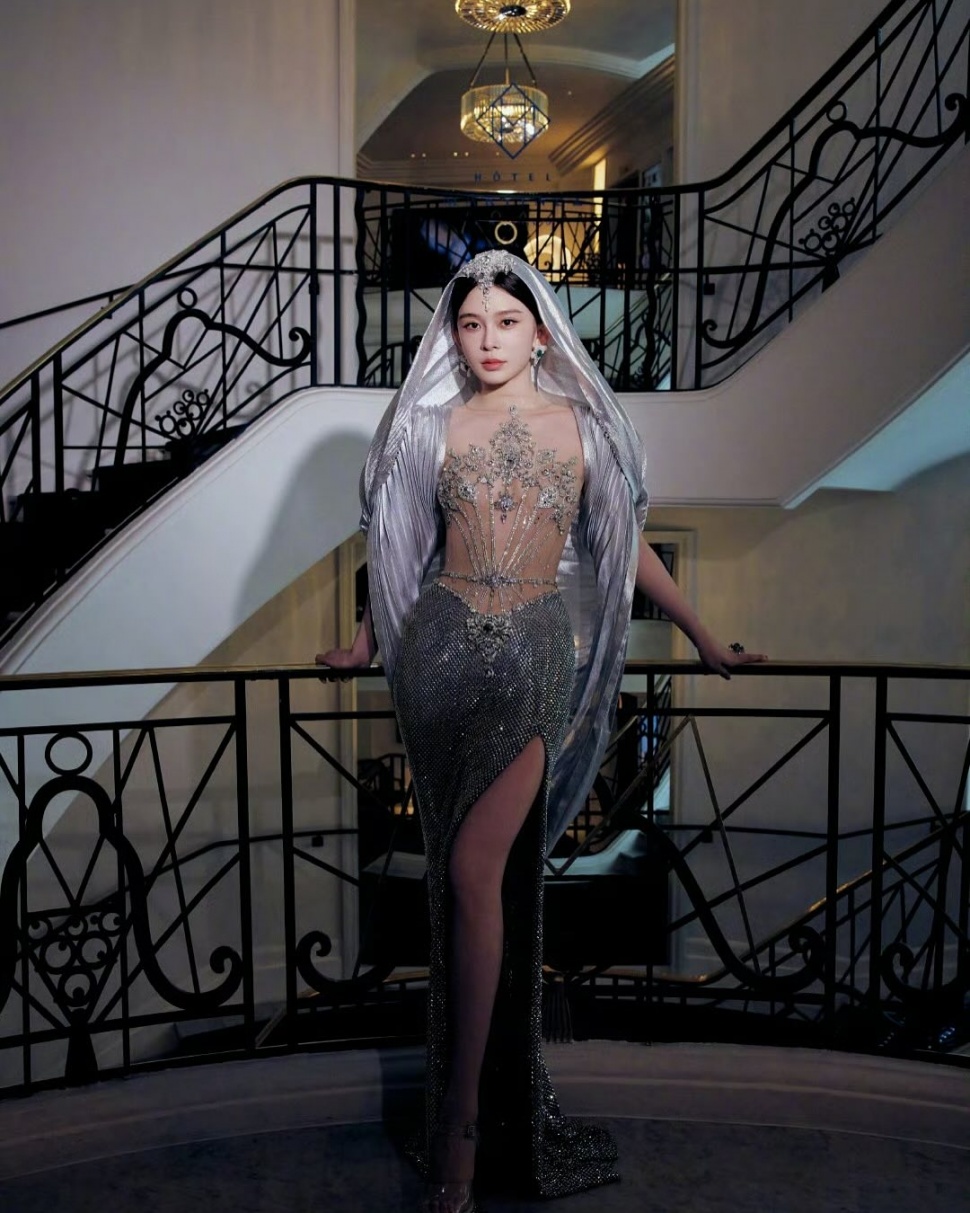 Busana Zhao Yingzi yang membuatnya diusir dari Cannes 2025. [Instagram/zhaoyingzi31]