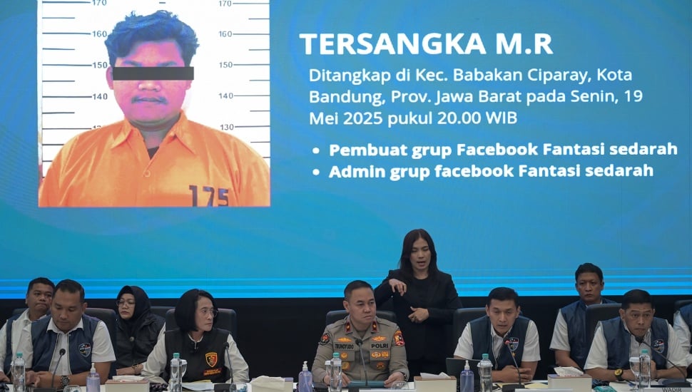 Direktur Tindak Pidana Siber Bareskrim Polri Brigjen Pol. Himawan Bayu Aji (kedua kanan) memberikan keterangan disaksikan Karopenmas Divisi Humas Polri Brigjen Pol Trunoyudo Wisnu Andiko (tengah) dan Direktur Tindak Pidana Perempuan dan Anak - Tindak Pidana Perdagangan Orang (PPA-PPO) Brigjen Pol. Nurul Azizah (kedua kiri) beserta sejumlah pejabat Bareskrim Polri saat konferensi pers ungkap kasus asusila dan pornografi di Bareskrim Mabes Polri, Jakarta, Rabu (21/5/2025). [ANTARA FOTO/Fauzan/bar]
