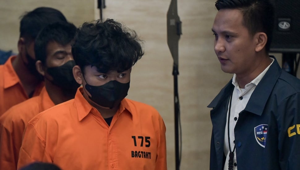 Tersangka dihadirkan saat konferensi pers ungkap kasus asusila dan pornografi di Bareskrim Mabes Polri, Jakarta, Rabu (21/5/2025). [ANTARA FOTO/Fauzan/bar]
