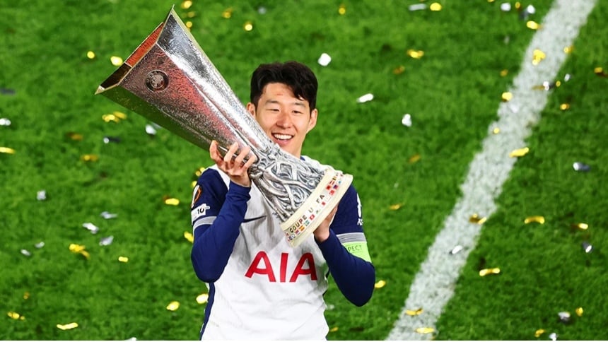 Kapten Tottenham Hotspurs membawa Piala Liga Eropa musim 2024/2025 (dok. tottenhamhotspurs.com)