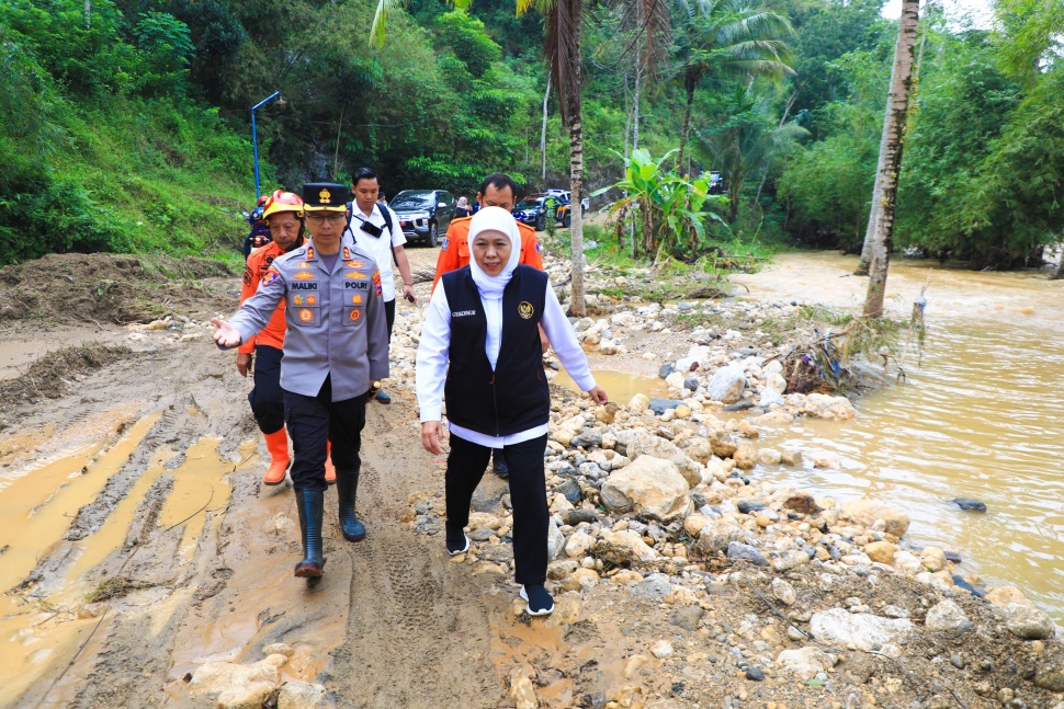 Gubernur Jawa Timur (Jatim), Khofifah Indar Parawansa meninjau lokasi terdampak longsor paling parah di RT 15 dan RT 16, RW 7, Dusun Kebonagung, Desa Depok, Kecamatan Bendungan, Kabupaten Trenggalek, Kamis, (22/5/2025) pagi. (Dok: Pemprov Jatim)