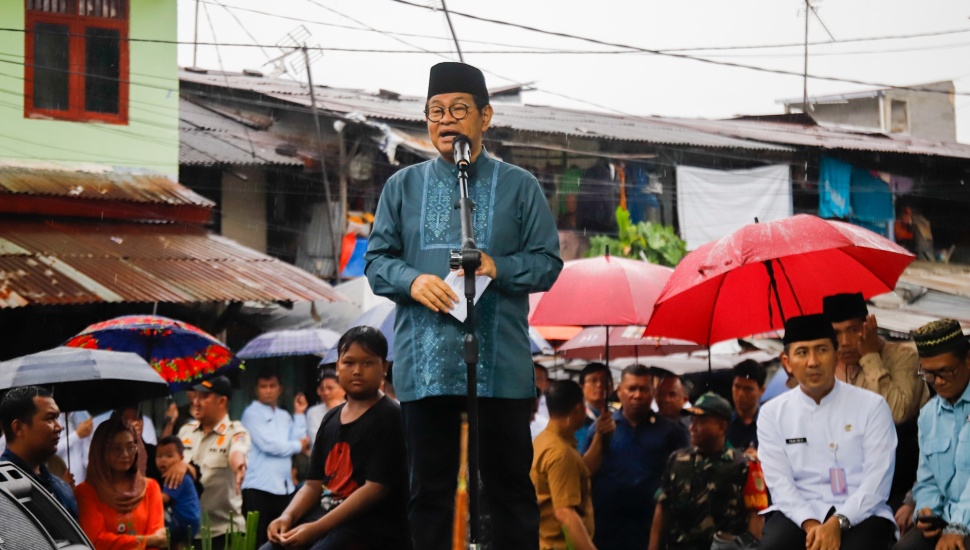Gubernur DKI Jakarta Pramono Anung memberikan sambutan saat acara Manggarai Bershalawat di Manggarai, Jakarta, Jumat (23/5/2025). [Suara.com/Alfian Winanto]