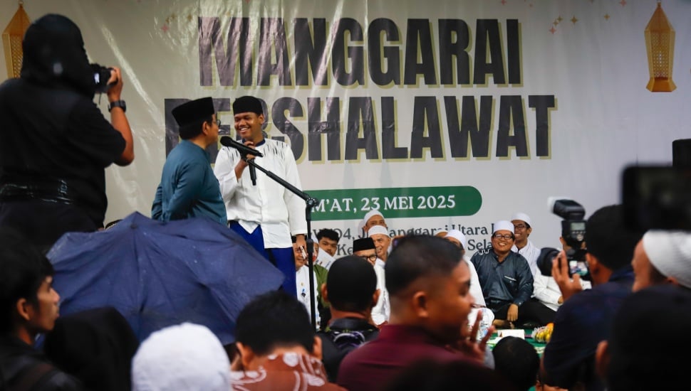 Gubernur DKI Jakarta Pramono Anung memberikan sambutan saat acara Manggarai Bershalawat di Manggarai, Jakarta, Jumat (23/5/2025). [Suara.com/Alfian Winanto]