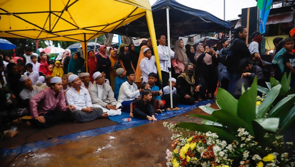 Warga saat mengikuti acara Manggarai Bershalawat di Manggarai, Jakarta, Jumat (23/5/2025). [Suara.com/Alfian Winanto]