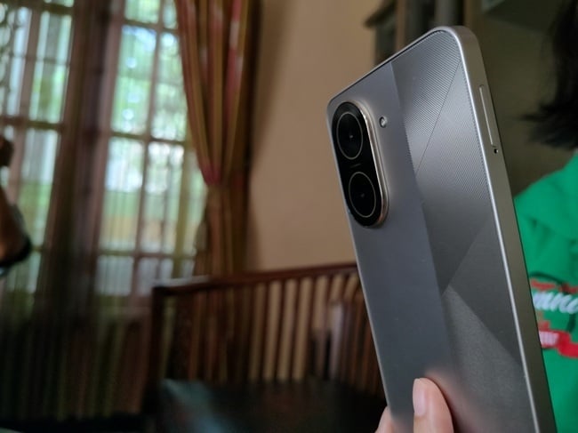 Review POCO C71. (Suara.com/ Rezza Rachmanta)
