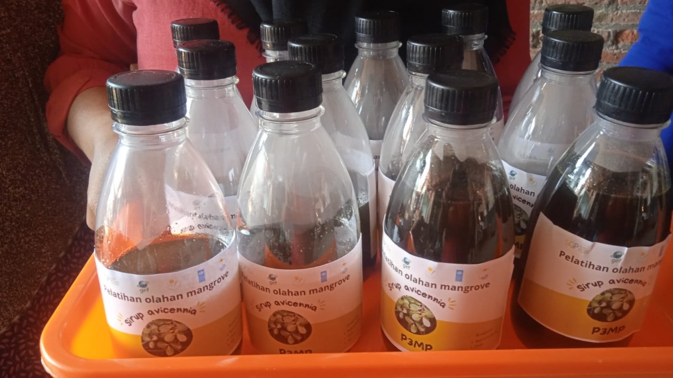 Sirup mangrove, salah satu produk olahan dari mangrove yang dibuat oleh komunitas perempuan di Desa Pidodo Kulon, Kecamatan Patebon, Kabupaten Kendal, Jawa Tengah.(Dokumentasi warga)