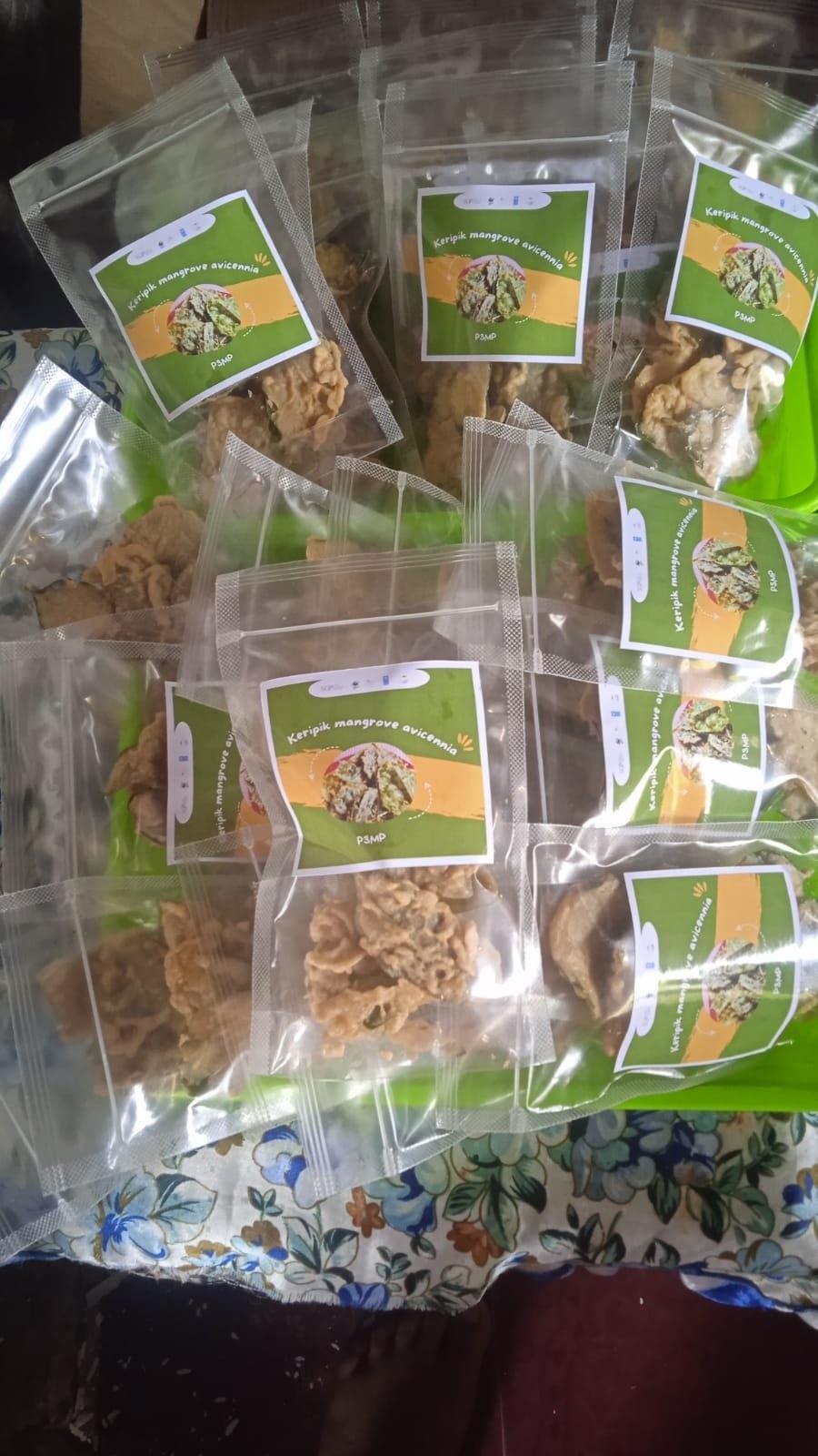 Keripik daun mangrove, salah satu produk olahan dari mangrove yang dibuat oleh komunitas perempuan di Desa Pidodo Kulon, Kecamatan Patebon, Kabupaten Kendal, Jawa Tengah.(Dokumentasi warga)