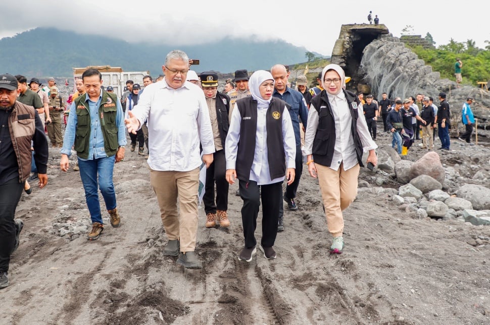 Gubernur Jawa Timur, Khofifah Indar Parawansa melakukan peninjauan terhadap proses perbaikan tanggul di Dusun Kebondeli Selatan, Desa Sumberwuluh, Kecamatan Candipuro, Kabupaten Lumajang, yang mengalami kerusakan akibat banjir lahar dingin dari Gunung Semeru. (Dok: Pemprov Jatim)