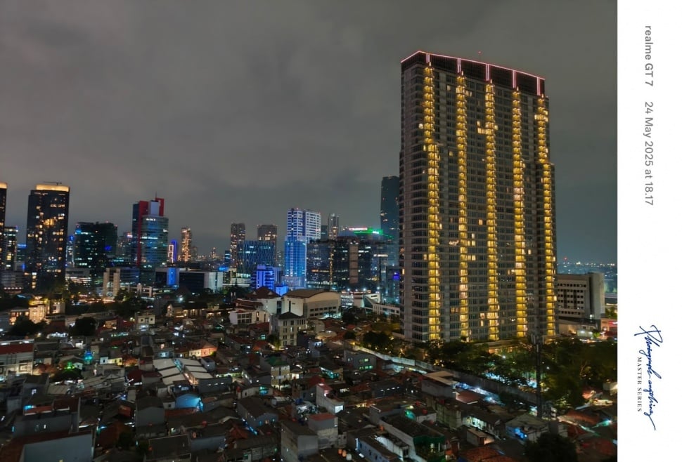 Foto gedung dan lampu yang jernih besutan realme GT 7. (Dok: realme)