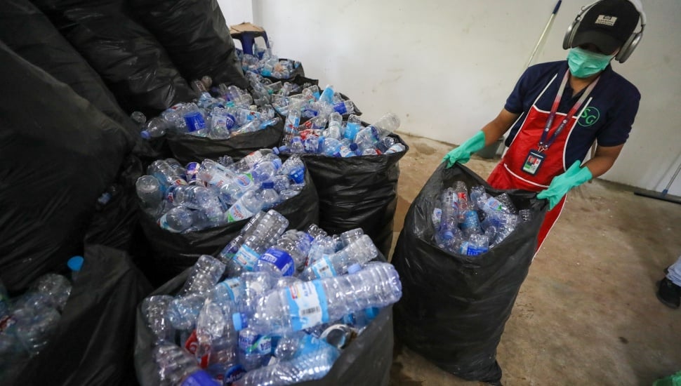Pekerja memilah sampah botol plastik untuk diolah di Waste Treatment Plant Gelora Bung Karno, Jakarta, Selasa (27/5/2025). [Suara.com/Alfian Winanto]