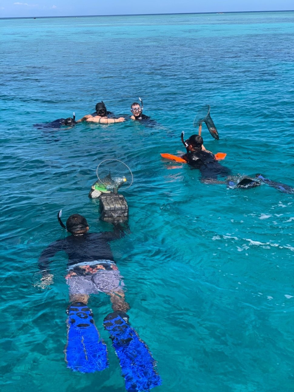 Aksi bersihkan laut di Taman Nasional Bunaken, Sulawesi Utara. (Dok. Bobobox)