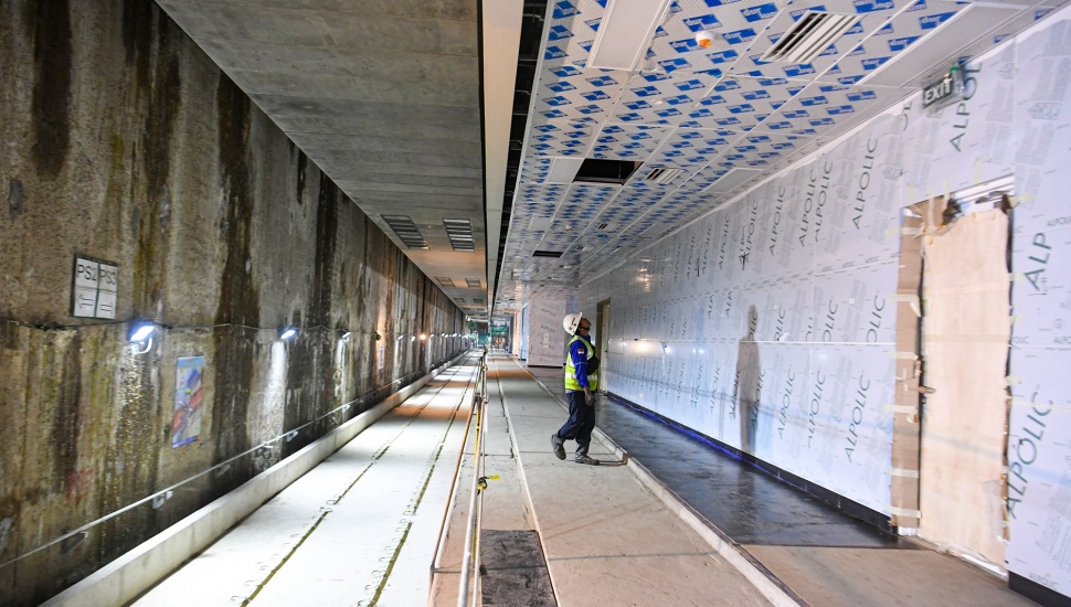 Pekerja memeriksa bangunan terowongan MRT Fase 2A Stasiun MRT Thamrin dan Monas saat pembangunan di Jakarta, Senin (26/5/2025). [ANTARA FOTO/Muhammad Adimaja/Spt]