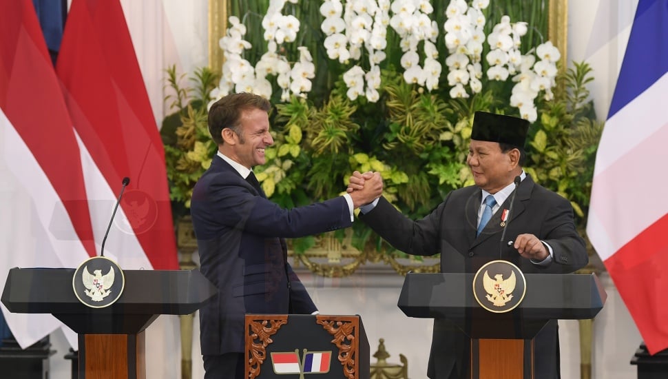 Presiden Prabowo Subianto (kanan) menggenggam tangan Presiden Prancis Emmanuel Macron usai menyampaikan pernyataan pers bersama di Istana Merdeka, Jakarta, Rabu (28/5/2025). [ANTARA FOTO/Galih Pradipta/sgd/tom]