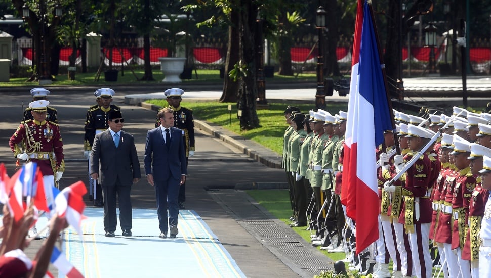 Presiden Prabowo Subianto (kiri) bersama Presiden Prancis Emmanuel Macron memeriksa pasukan saat kunjungan kenegaraan di Istana Merdeka, Jakarta, Rabu (28/5/2025). [ANTARA FOTO/Muhammad Adimaja/sgd/tom]
